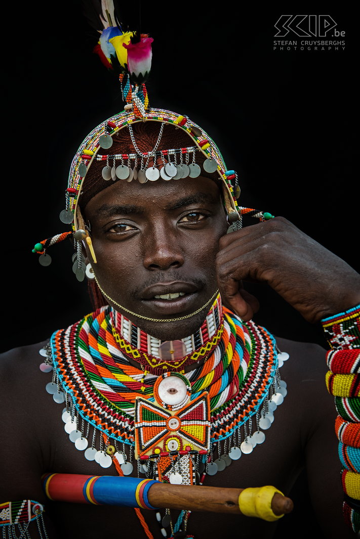 Suguta Marma - Samburu moran Samburu morans tooien zich met kleurrijke kralen, allerlei soorten kettingen en armbanden en grote oorbellen. Ze kleuren hun haar met rode oker. Sommigen gebruiken een klein stuk stof om hun haarlokken op hun plaats te houden. Stefan Cruysberghs